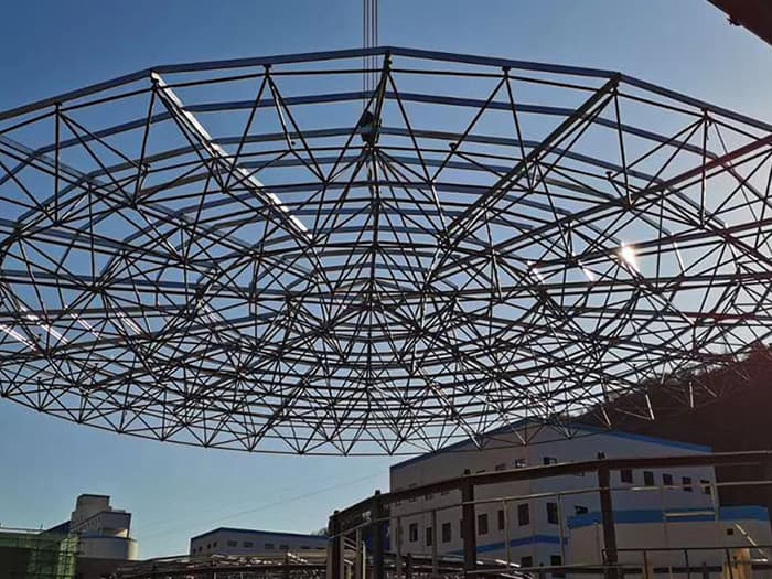 江阴螺栓球网架工程施工现场